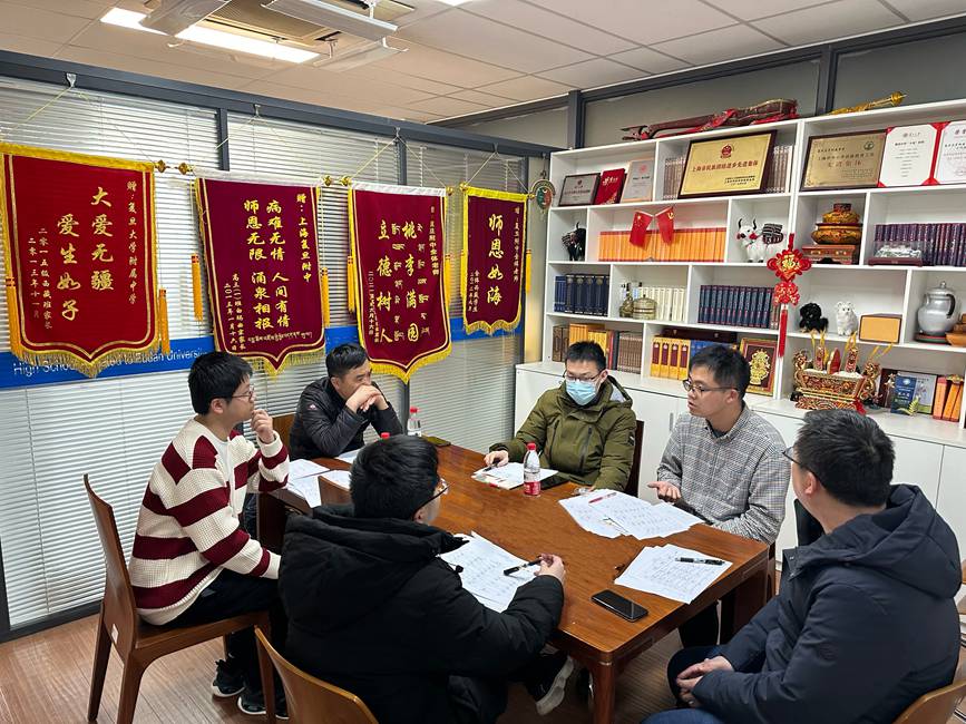 附中數(shù)學(xué)教研組討論民族班數(shù)學(xué)“建?！闭n程方案。
