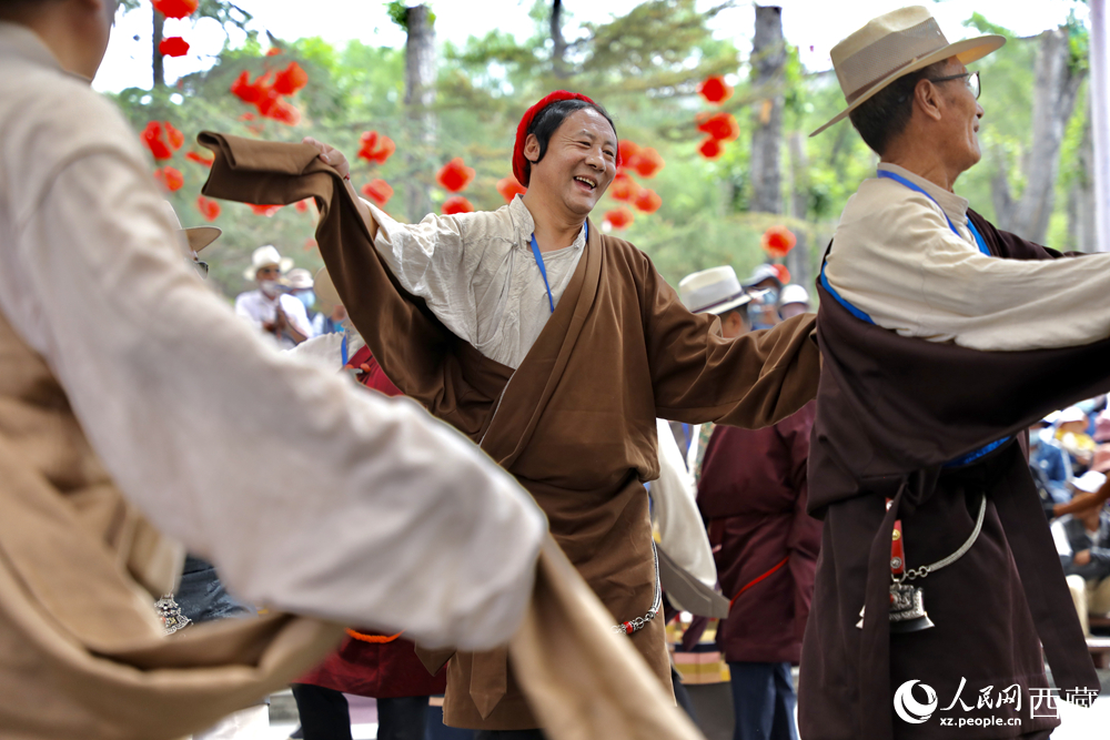 拉薩布達(dá)拉宮腳下的宗角祿康公園民俗活動(dòng)區(qū)里，市民們?cè)谶@里載歌載舞。人民網(wǎng)記者 次仁羅布攝