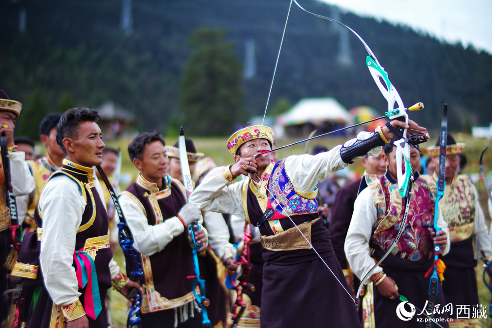 工布牧歌旅游文化節(jié)上,當(dāng)?shù)卮迕裾趨⒓由浼荣?。人民日?qǐng)?bào)記者 瓊達(dá)卓嘎攝