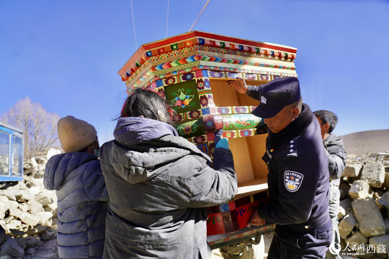 措娃村安置點(diǎn)，群眾添置新家具。