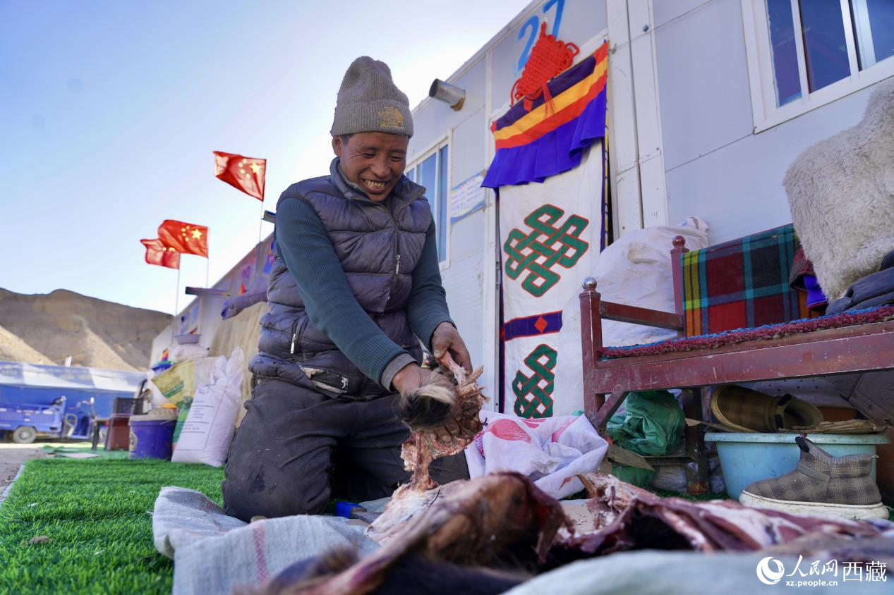 熱木青村安置點(diǎn)，群眾正在準(zhǔn)備年夜飯的食材。