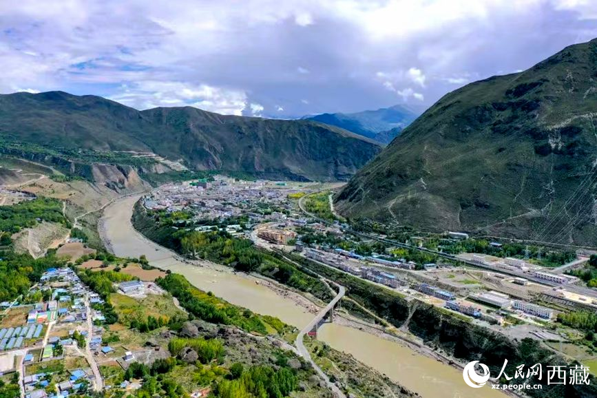 西藏山南市加查縣城全貌。次仁龍布攝