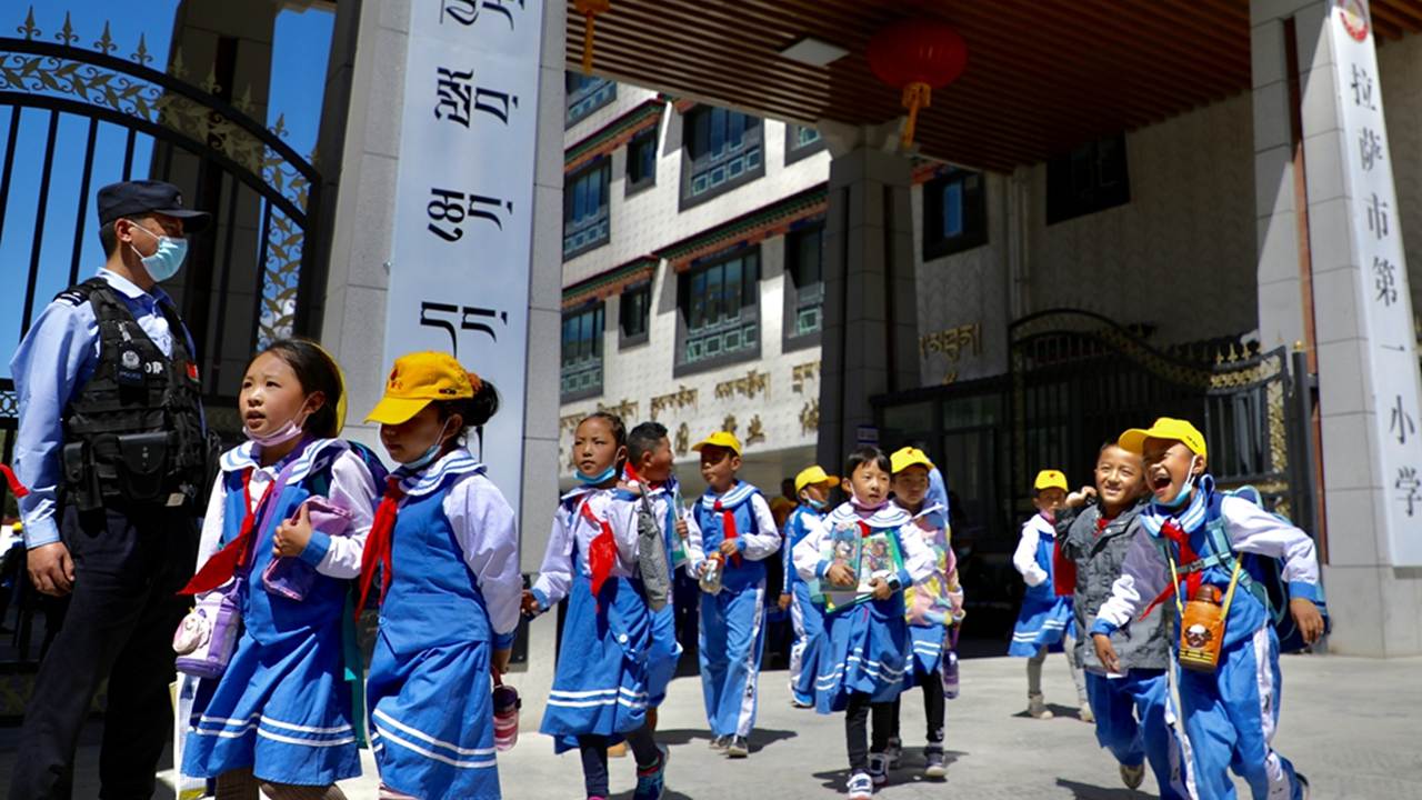 “看著北斗星走不迷路，跟著共產黨走會幸?！?/><div   id=