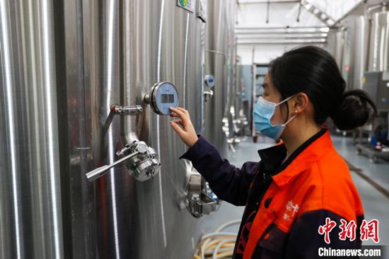 西藏芒康：葡萄種植成當(dāng)?shù)孛癖娭赂恢匾緩?></p>
<p>　　12月21日，在西藏自治區(qū)昌都市芒康縣曲孜卡1865酒莊，醇厚的葡萄酒香氣撲鼻而來，酒莊內(nèi)矗立著一系列釀酒裝置，融合了歐洲傳統(tǒng)工藝與本地智慧，吸引不少游客前來參觀。圖為工作人員檢查儲酒罐溫度。中新社記者 薛蒂 攝</p>
<p style=